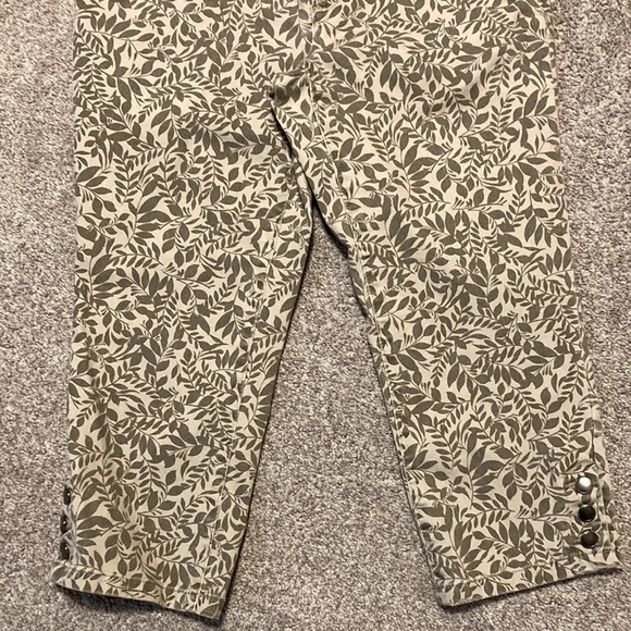 NWOT Christopher & Banks neutral leaf patterned denim capris 4P - Picture 3 of 15